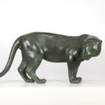Skulptur eines Jaguar auf Podest, Ausstellung im Kunstraum Innenstadt der Stadt Bernau bei Berlin