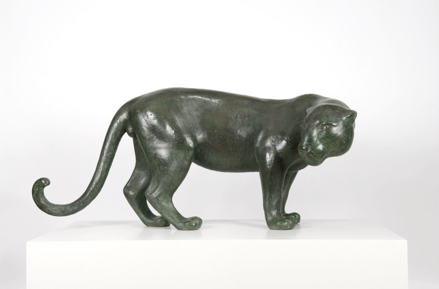 Skulptur eines Jaguar auf Podest, Ausstellung im Kunstraum Innenstadt der Stadt Bernau bei Berlin