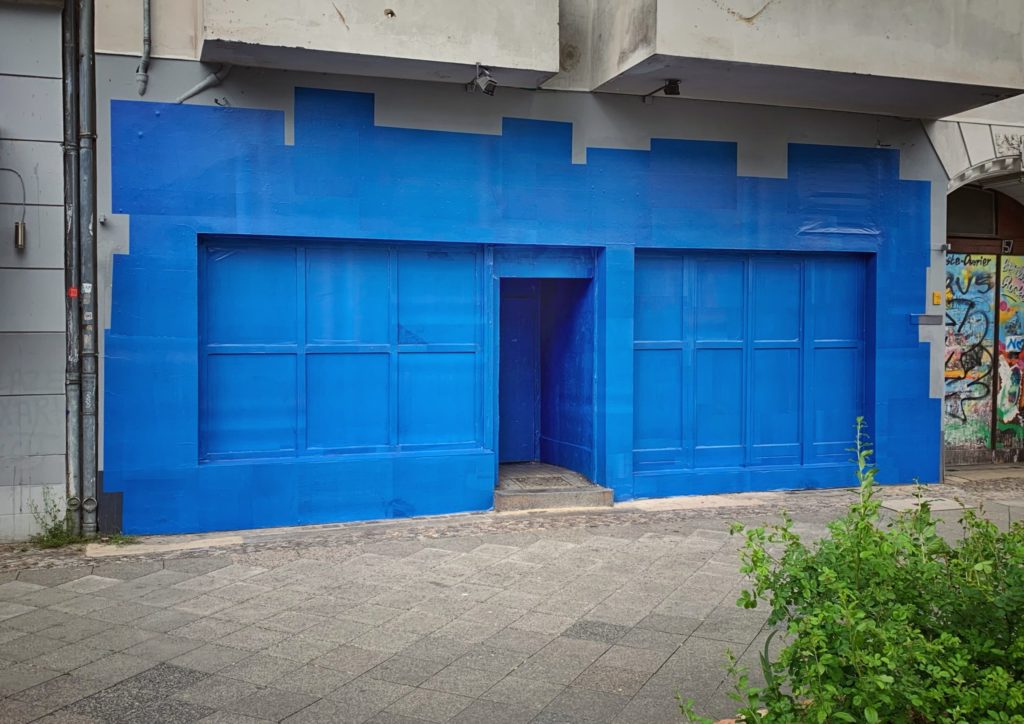 Haus des Humanismus: voll plakatierte Fassade
