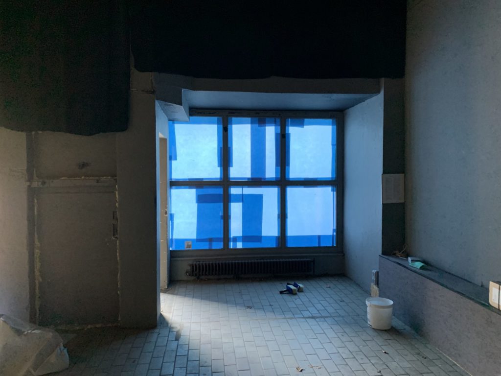 Haus des Humanismus: voll plakatierte Fassade