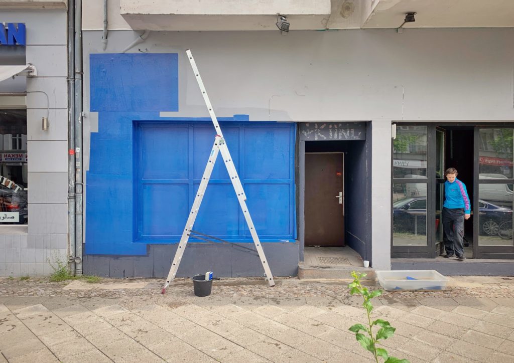 Haus des Humanismus: voll plakatierte Fassade