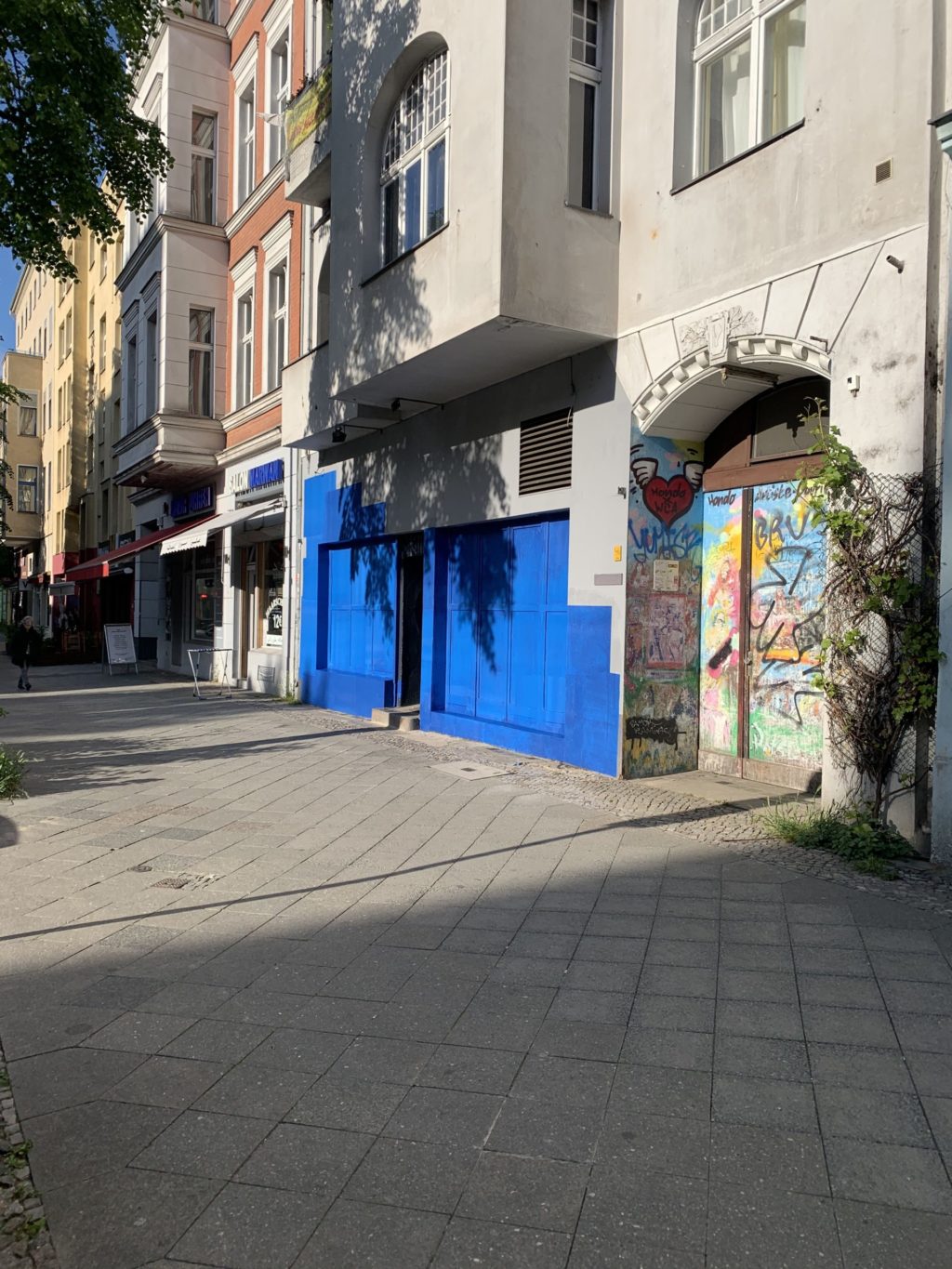 Haus des Humanismus: voll plakatierte Fassade