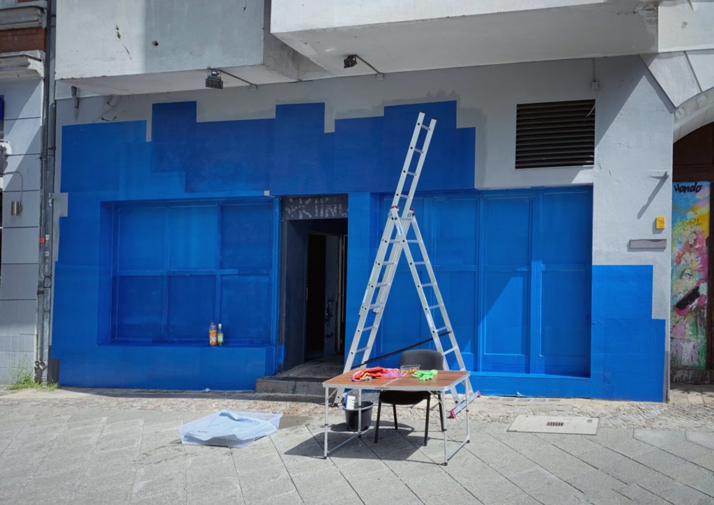 Haus des Humanismus: voll plakatierte Fassade