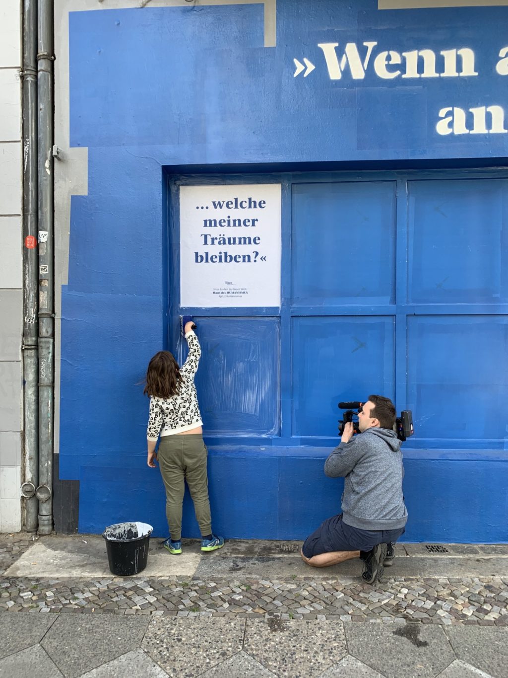 Haus des Humanismus: voll plakatierte Fassade