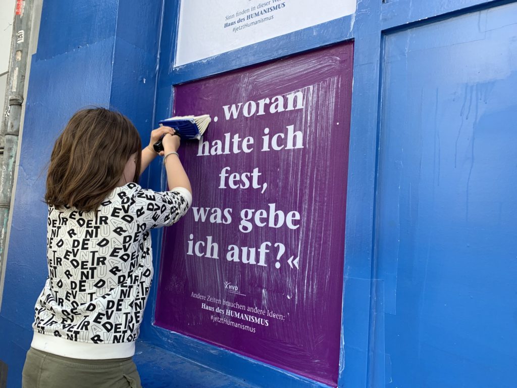 Haus des Humanismus: voll plakatierte Fassade