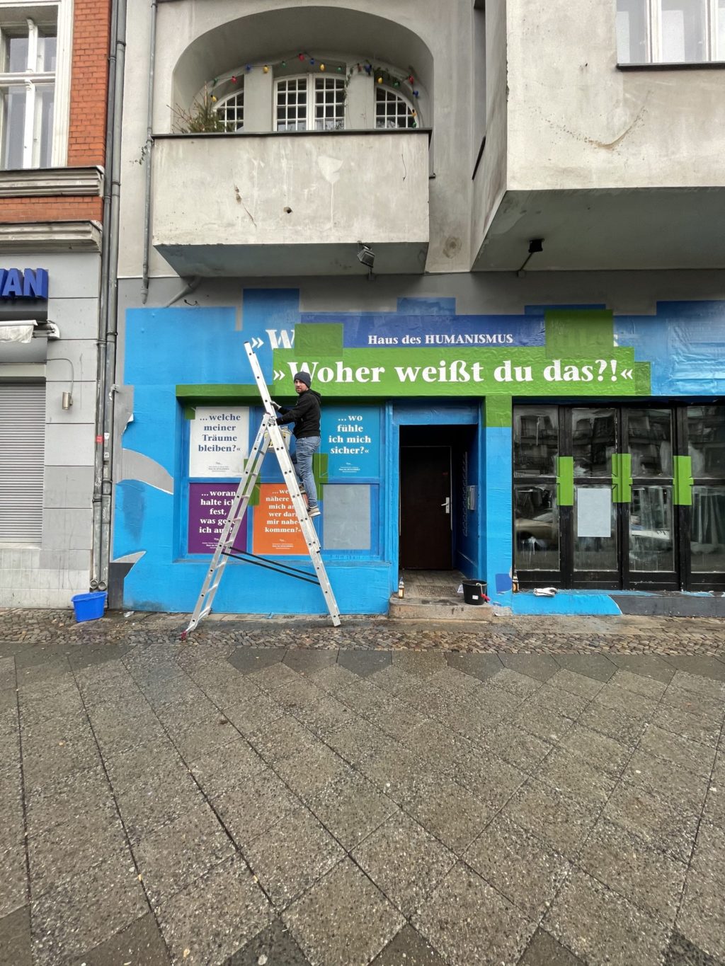 Haus des Humanismus: voll plakatierte Fassade