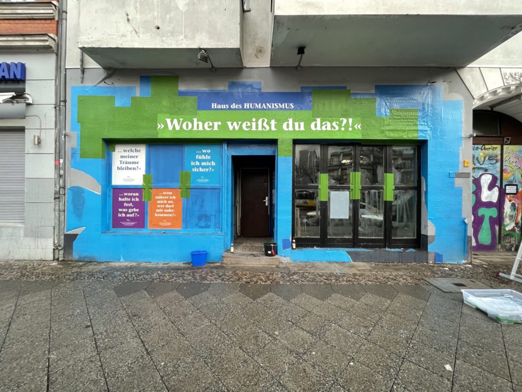 Haus des Humanismus: voll plakatierte Fassade