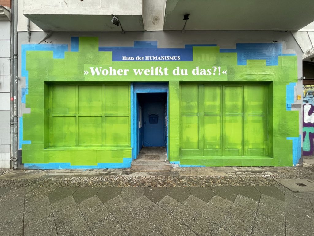 Haus des Humanismus: voll plakatierte Fassade