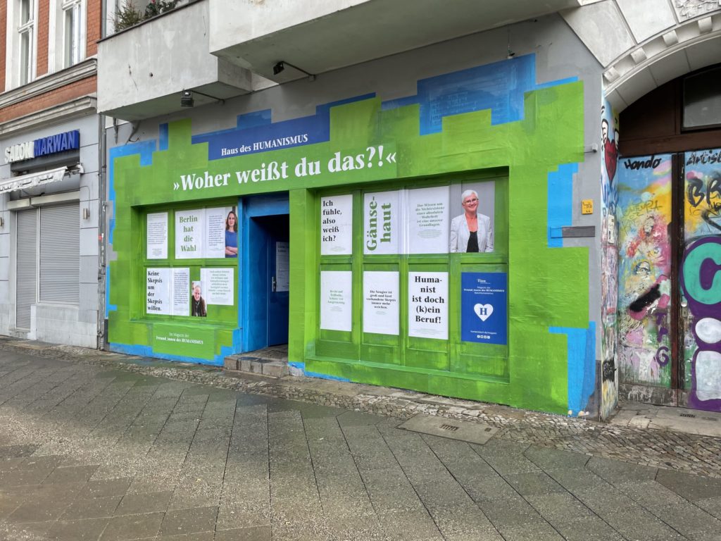 Haus des Humanismus: voll plakatierte Fassade