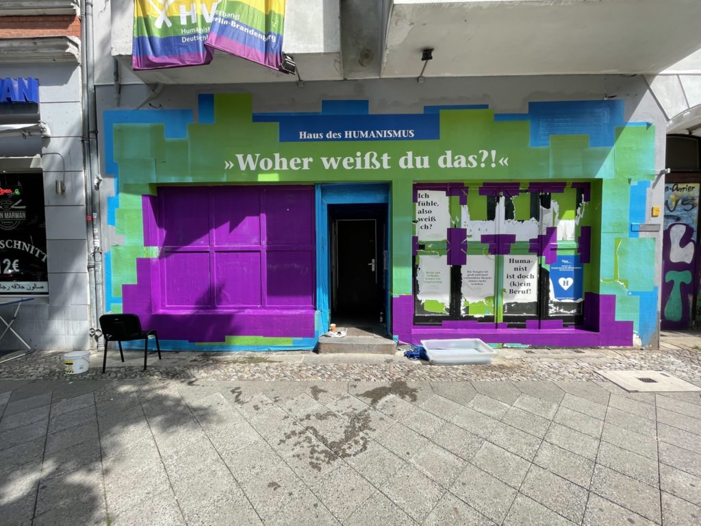 Haus des Humanismus: voll plakatierte Fassade