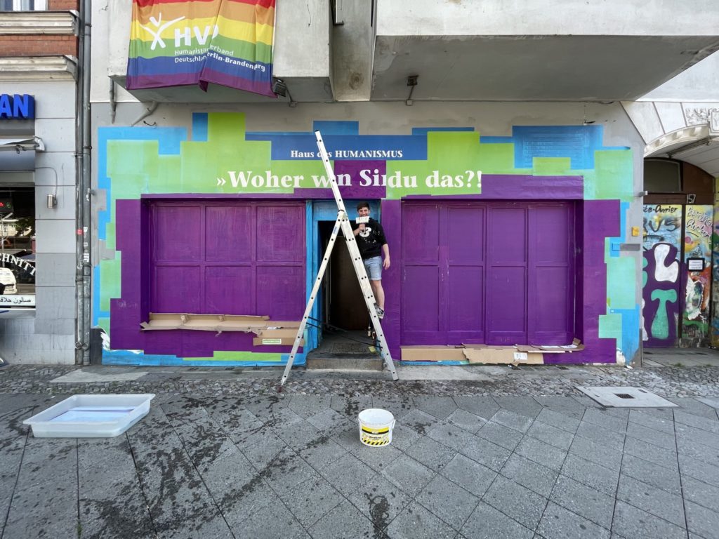 Haus des Humanismus: voll plakatierte Fassade