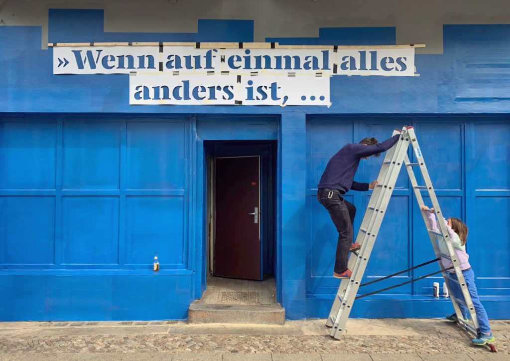Haus des Humanismus: voll plakatierte Fassade