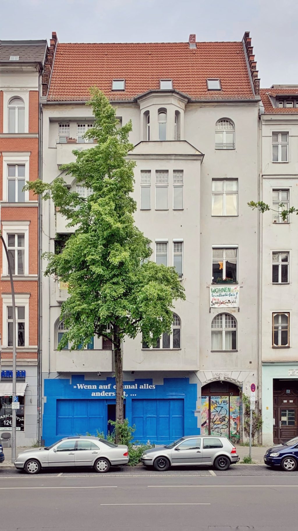 Haus des Humanismus: voll plakatierte Fassade
