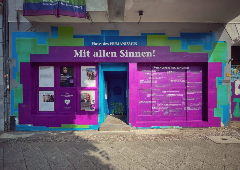 Haus des Humanismus: voll plakatierte Fassade