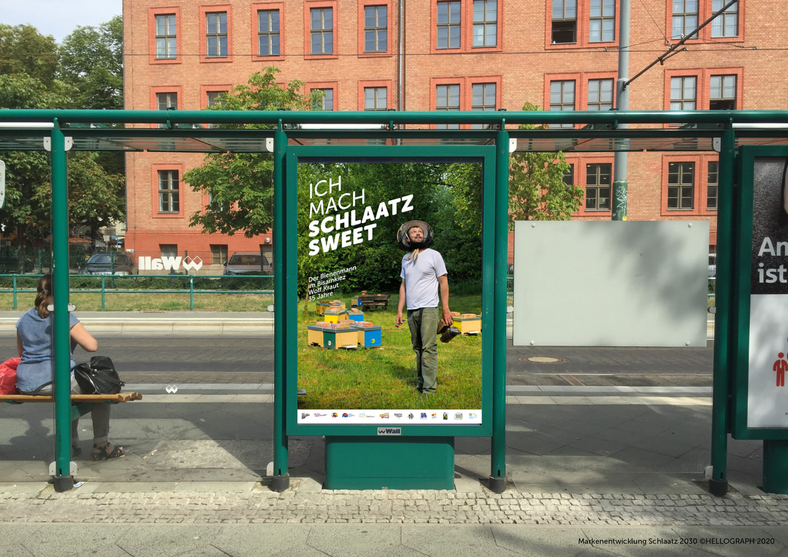 Wir machen Schlaatz 2030: Citylight, Motiv Imker, Potsdam, Luisenplatz, Straßenbahn-Haltestelle, Sparkasse, Backsteinhaus