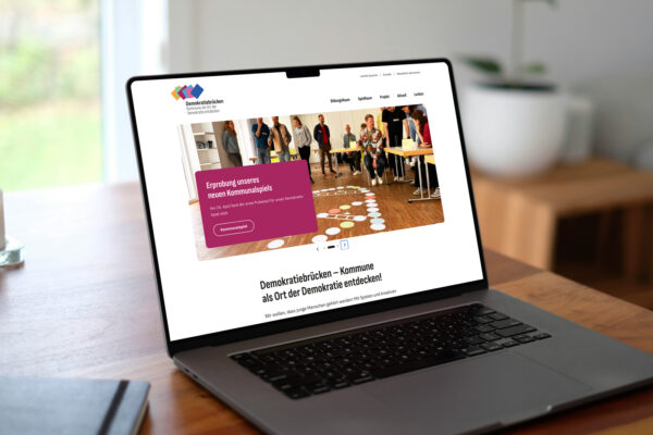 Laptop mit Startseite der Website Demokratiebrücken zum Thema kommunale Demokratiebildung