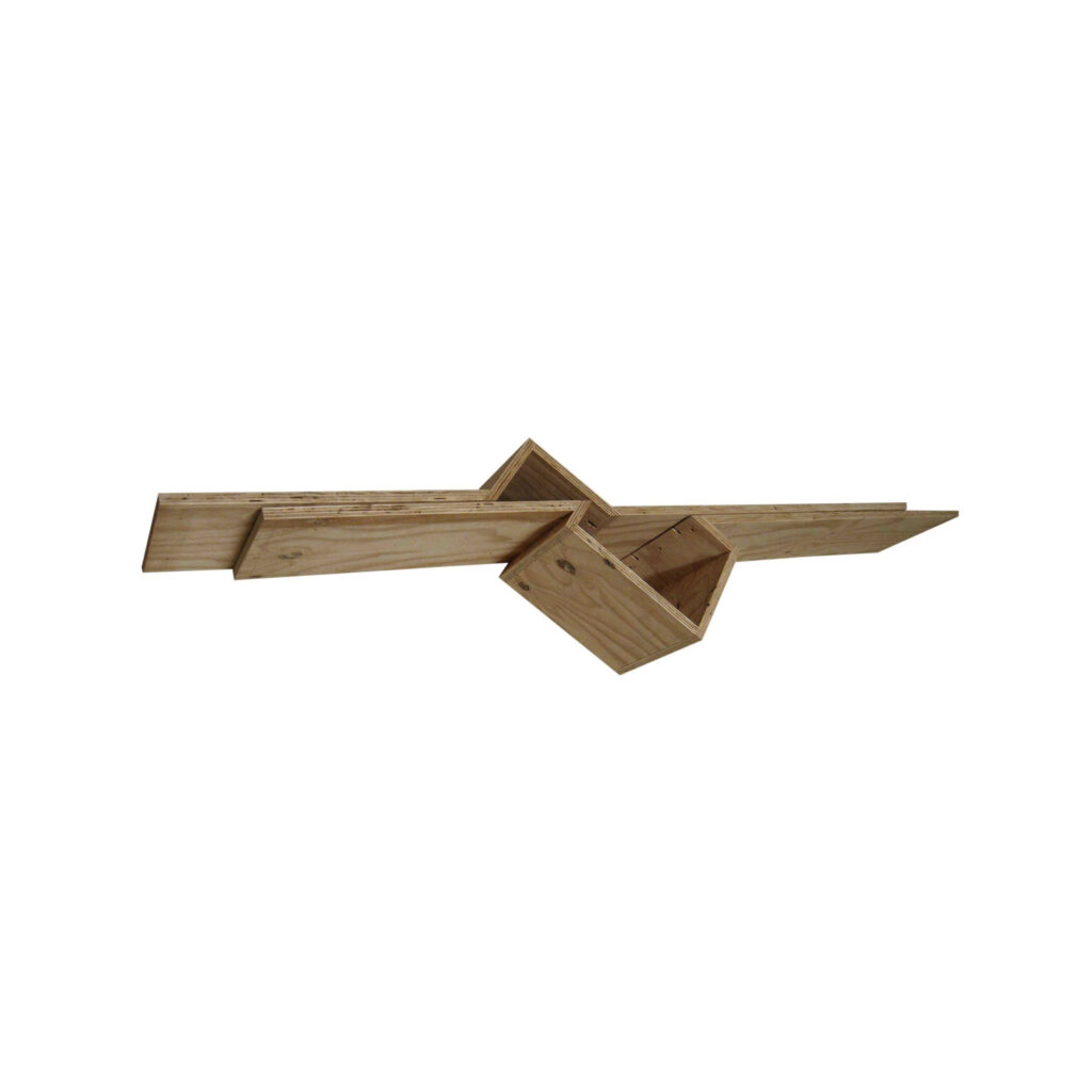 Lange Sperrholzskulptur aus Möbelteilen, lineare Konstruktion zwischen Objekt, Tisch und Zeichen.