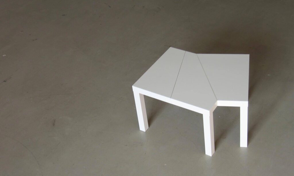 Weißer Tisch mit asymmetrischer Platte und verschobener Achse aus der Werkgruppe Möbler.