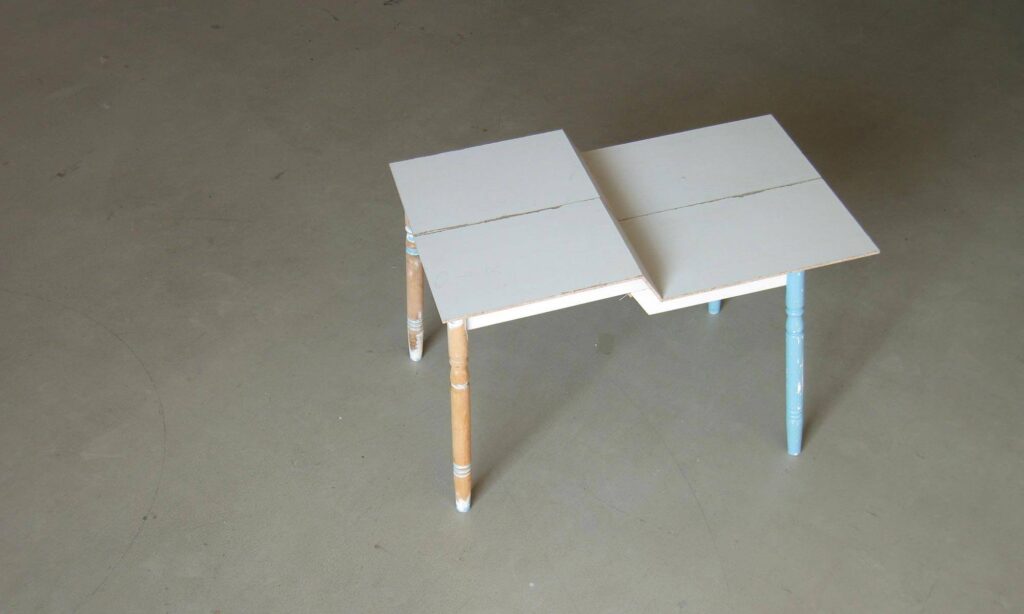 Dekonstruktivistischer Tisch aus Holz und weißer Platte, Diplomarbeit 2006.